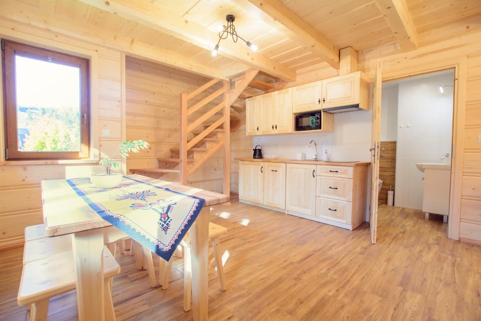 Kitchen or kitchenette, Dining area, stove