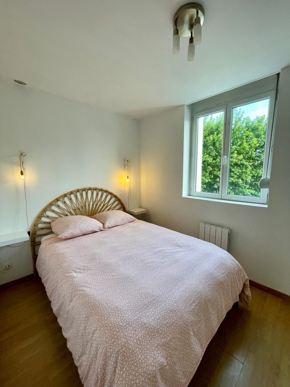 Bed, Photo of the whole room, Bedroom