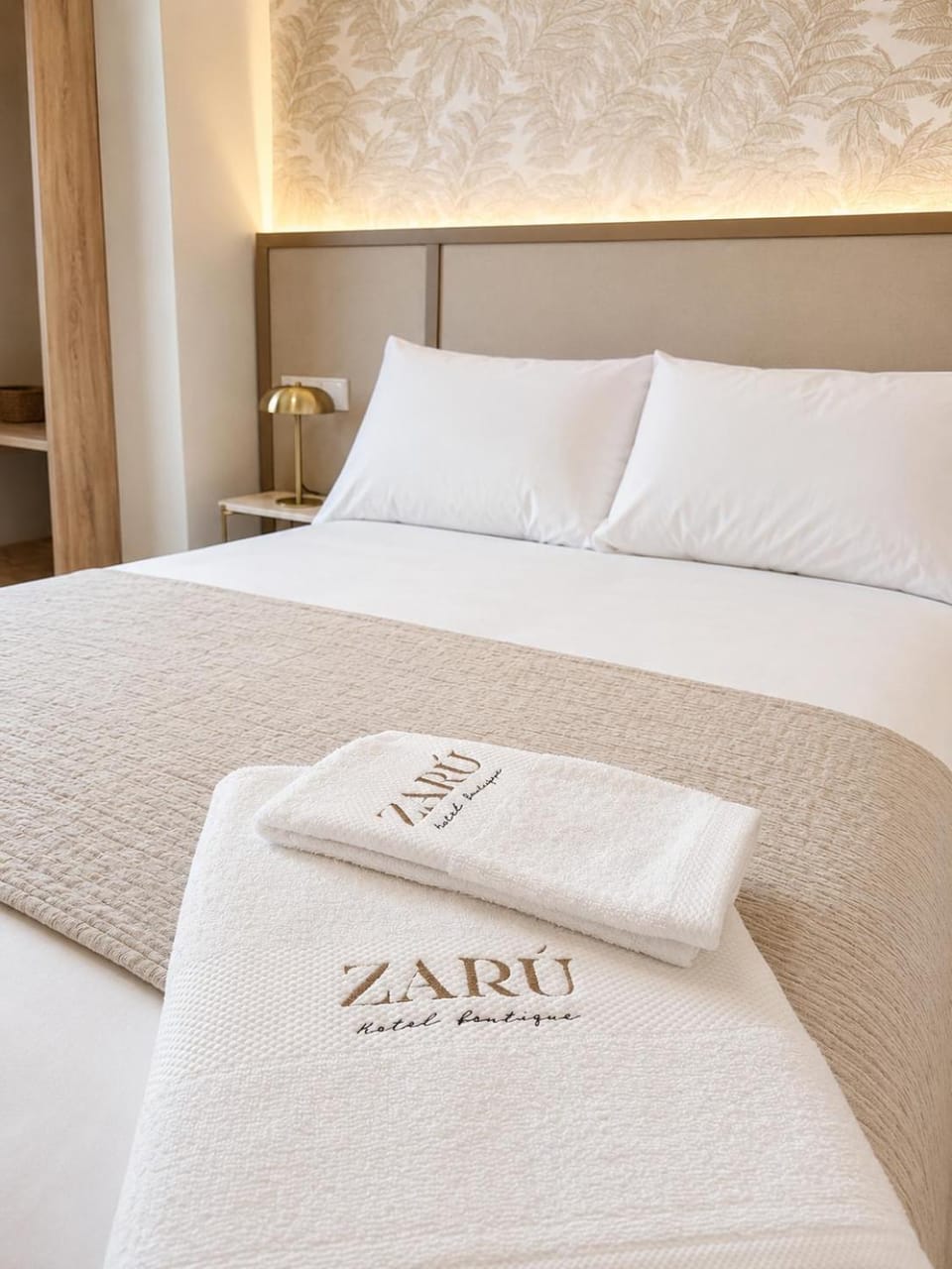 Bed, Decorative detail, towels
