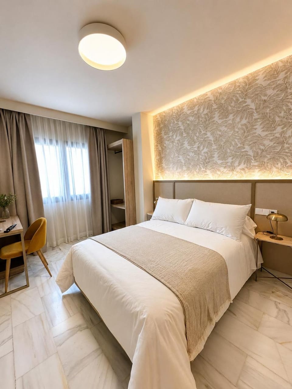 Bed, TV and multimedia, Photo of the whole room, Bedroom, Street view, Inner courtyard view, heating, internet, minibar, wardrobe, air conditioner