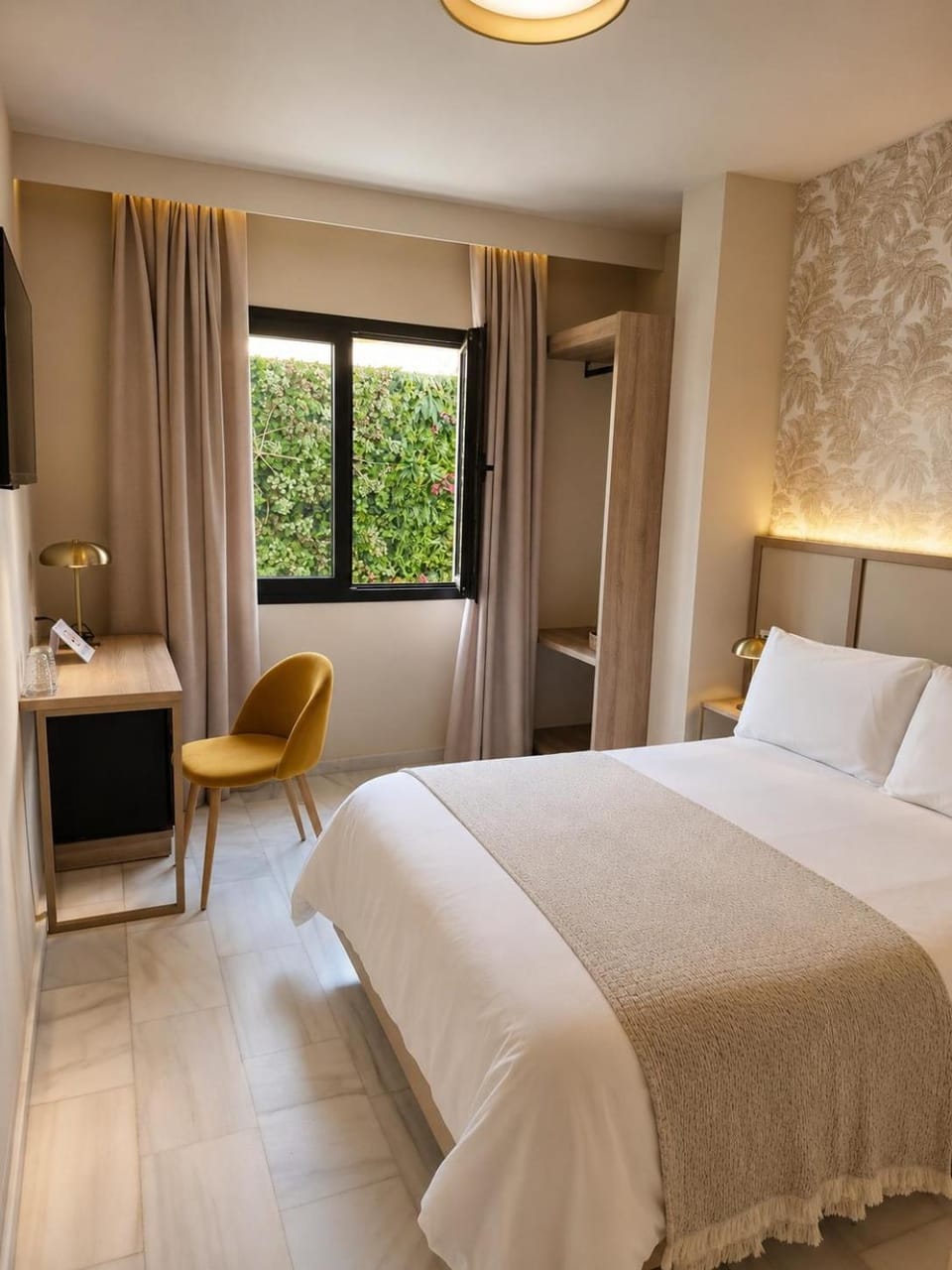 Bed, TV and multimedia, Photo of the whole room, Bedroom, Inner courtyard view, heating, internet, minibar, wardrobe, air conditioner