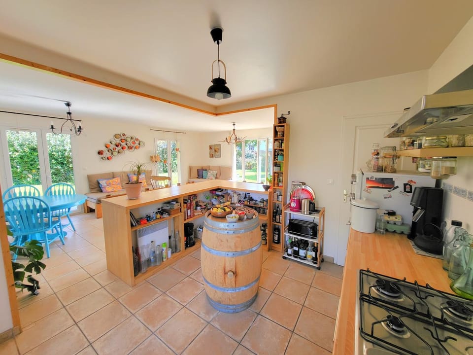 Kitchen or kitchenette, Dining area, stove