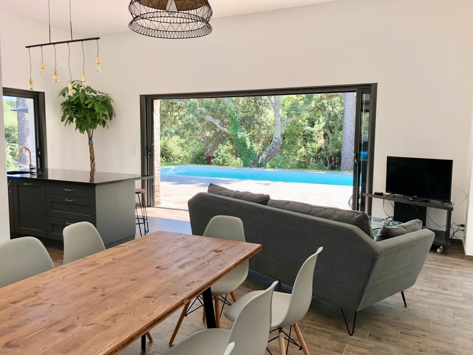 Villa piscine chauffée & jardin - Centre 5 min - Plage 10 min - Ménage Villa in Porto-Vecchio