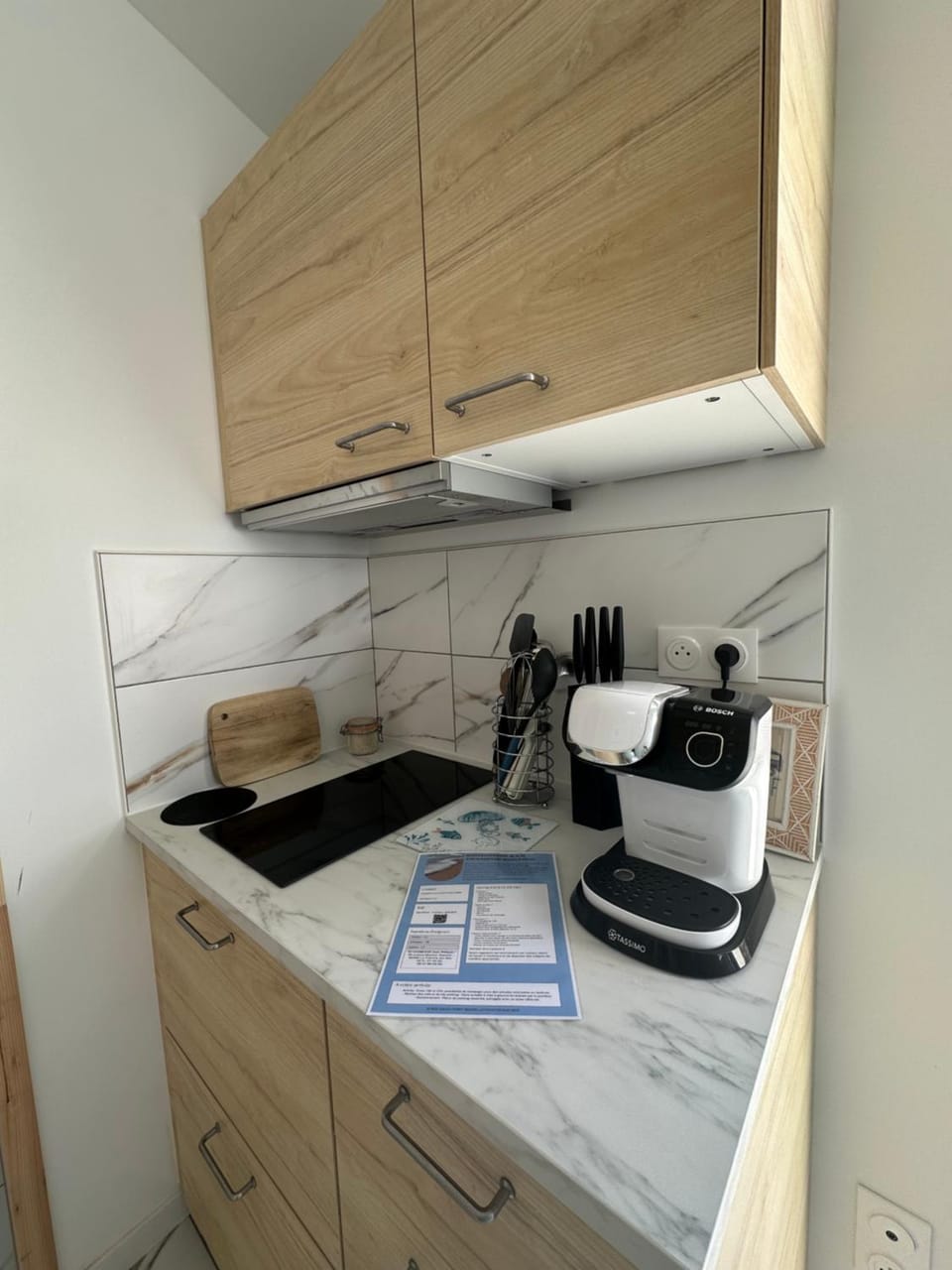 Coffee/tea facilities, Kitchen or kitchenette, stove