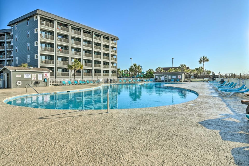 Shore & Pool Access: Resort Condo in Myrtle Beach! House in South Carolina