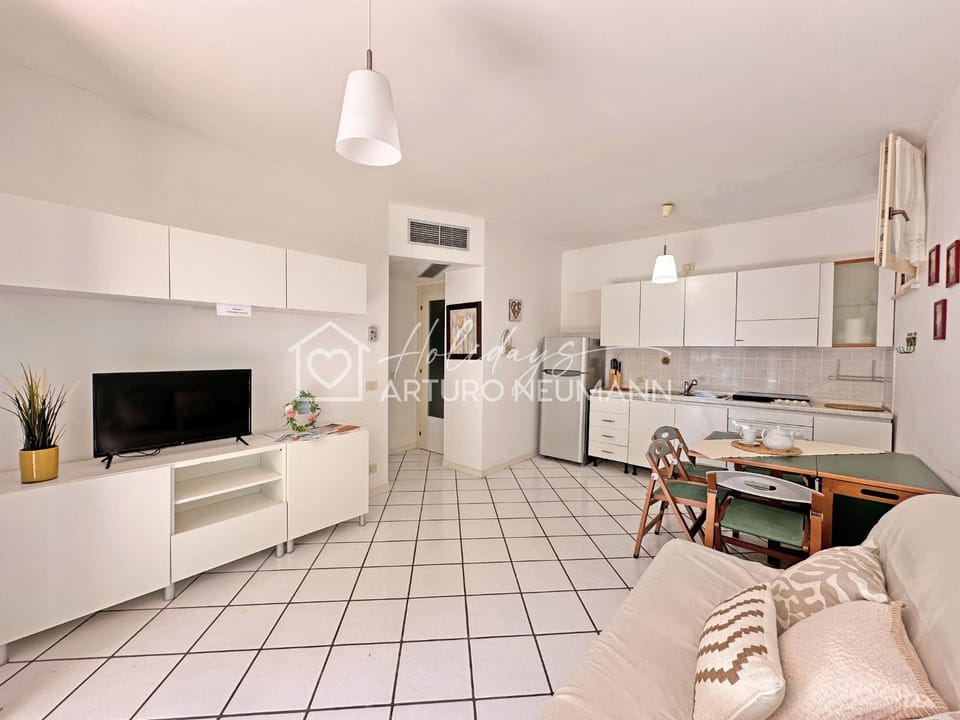 TV and multimedia, Kitchen or kitchenette, Living room, Seating area, Dining area, oven, stove