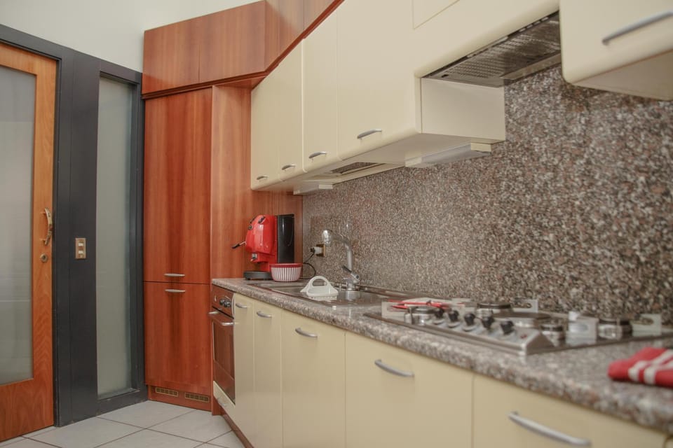 Kitchen or kitchenette, dishwasher, minibar, stove