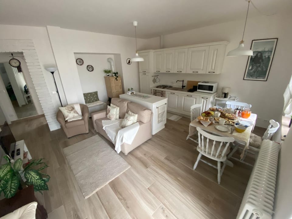 Kitchen or kitchenette, Seating area, Dining area, Food, stove