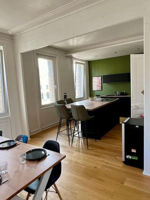 Grand appartement vue théâtre Hyper Centre Apartment in Normandy