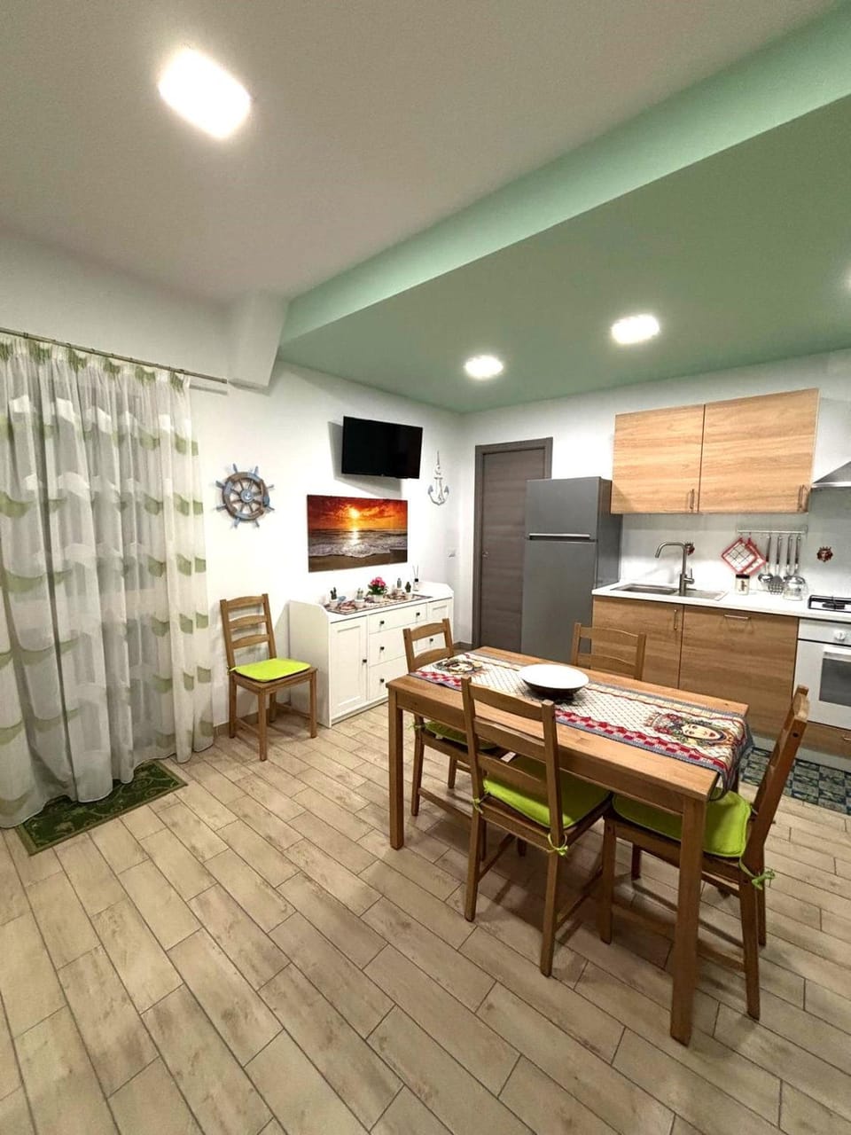 TV and multimedia, Kitchen or kitchenette, Dining area, oven, stove
