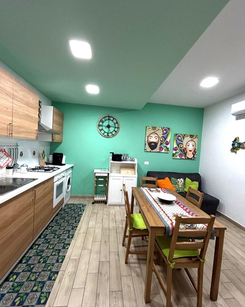 Kitchen or kitchenette, Dining area, oven, stove