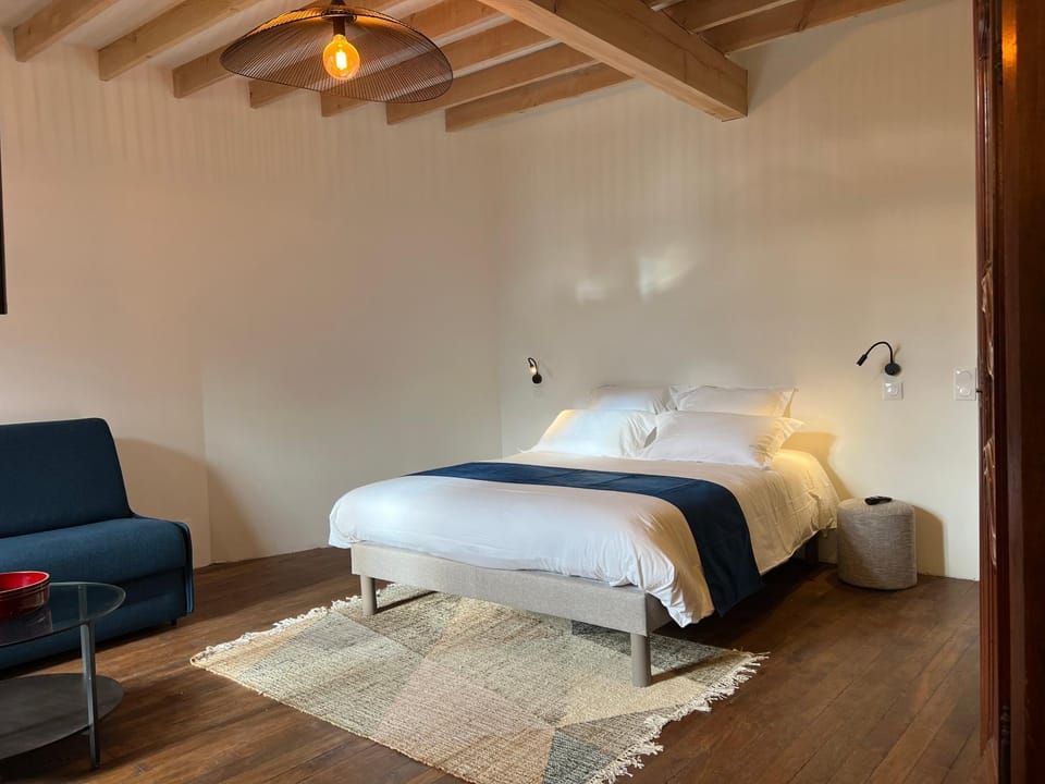 Property building, Bed, TV and multimedia, View (from property/room), View (from property/room), Photo of the whole room, Bedroom, Swimming pool, Breakfast