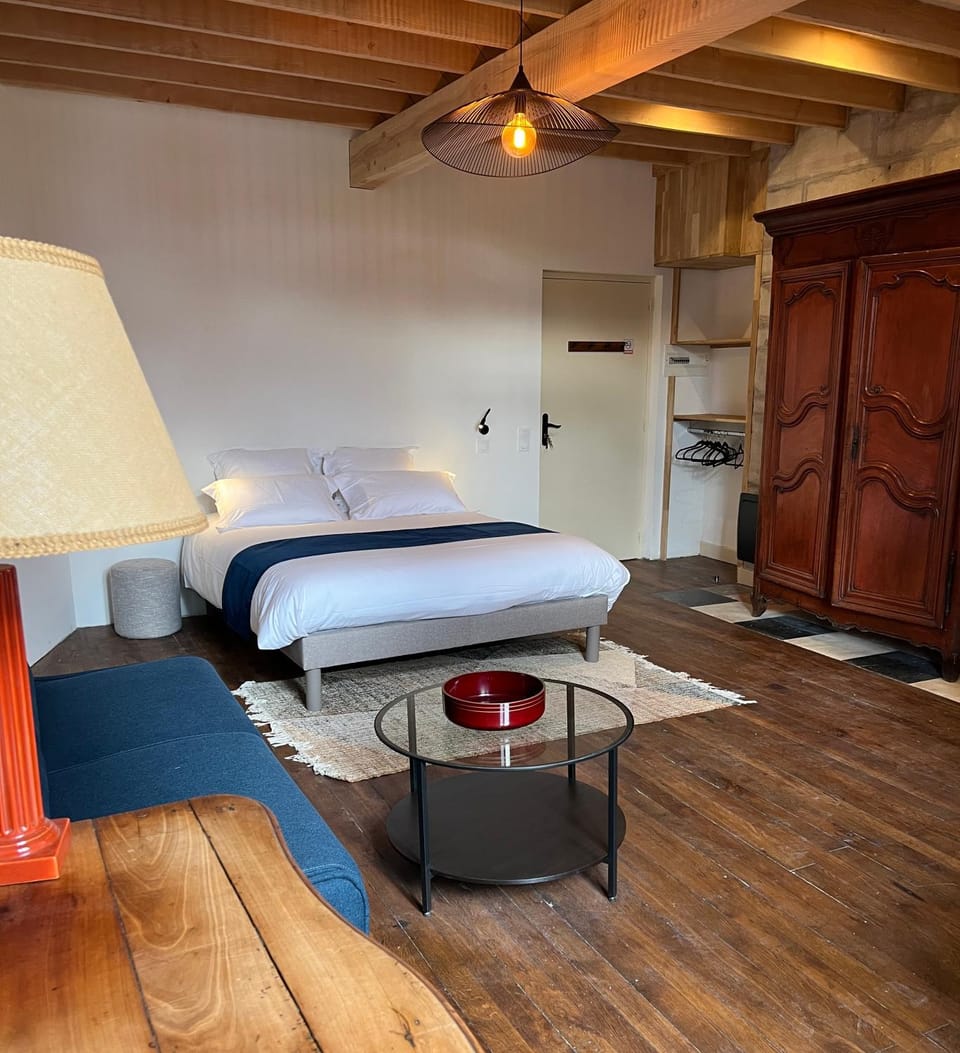 Property building, Bed, Kitchen or kitchenette, Living room, Photo of the whole room, Seating area, Bedroom, Swimming pool, Breakfast