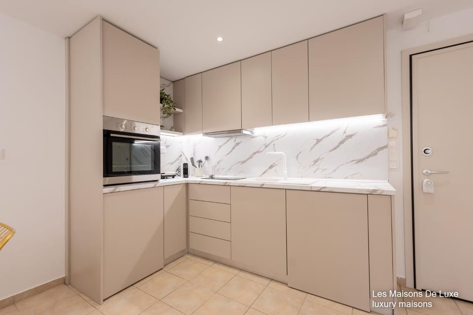 Kitchen or kitchenette, oven, stove