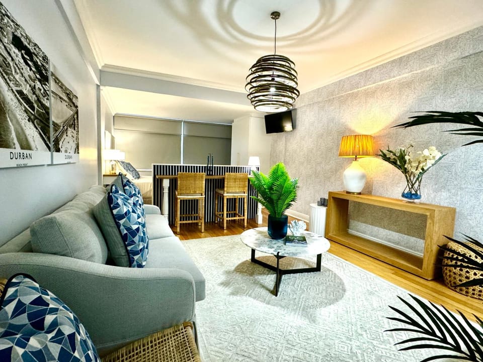 Bed, TV and multimedia, Living room, Photo of the whole room, Seating area, Bedroom