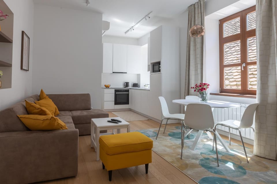 Kitchen or kitchenette, Living room, Dining area, oven