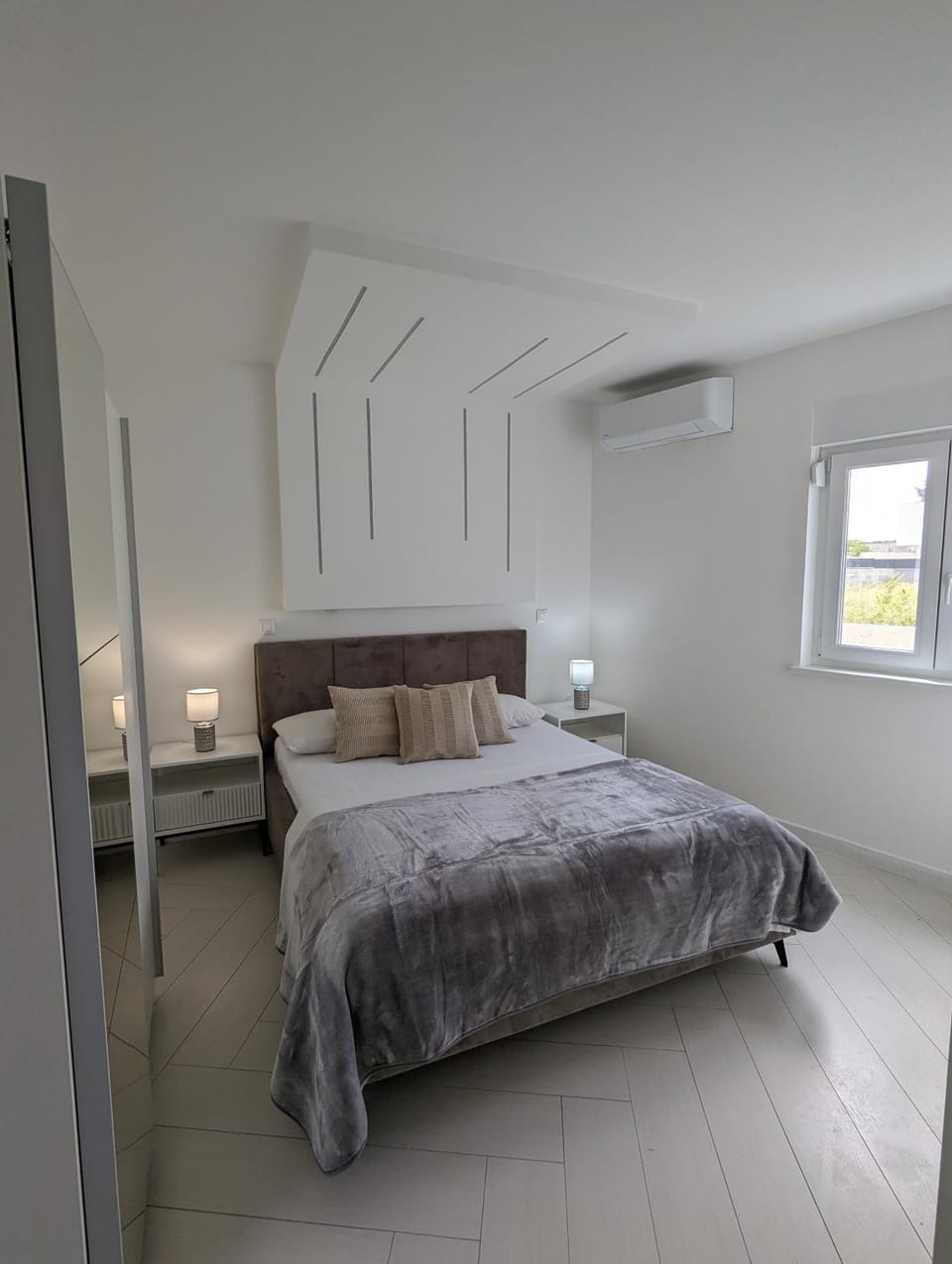 Bed, Photo of the whole room, Bedroom, air conditioner
