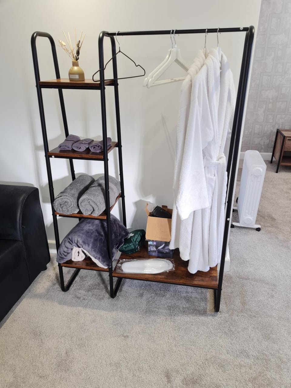 Central Guest Room - En-Suite Parking Apartment in Metropolitan Borough of Solihull