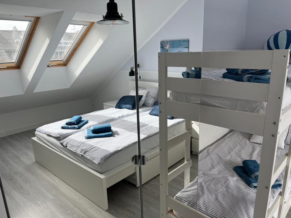 Bed, Photo of the whole room, Bedroom, bunk bed, towels