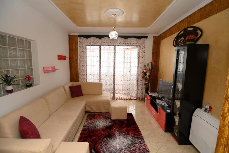 TV and multimedia, Living room, Seating area, Evening entertainment