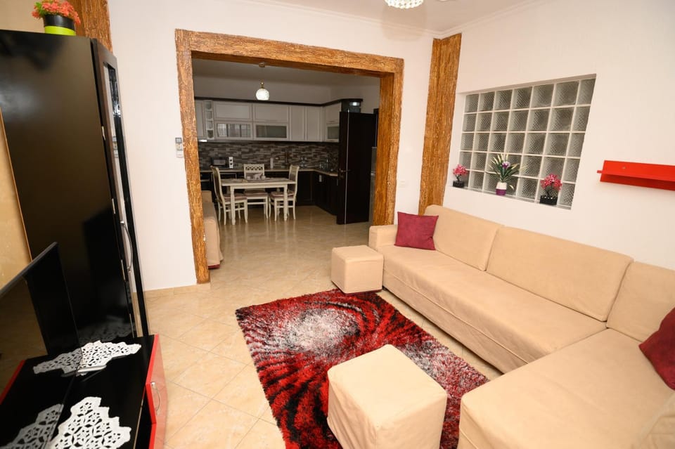 TV and multimedia, Kitchen or kitchenette, Living room, Seating area