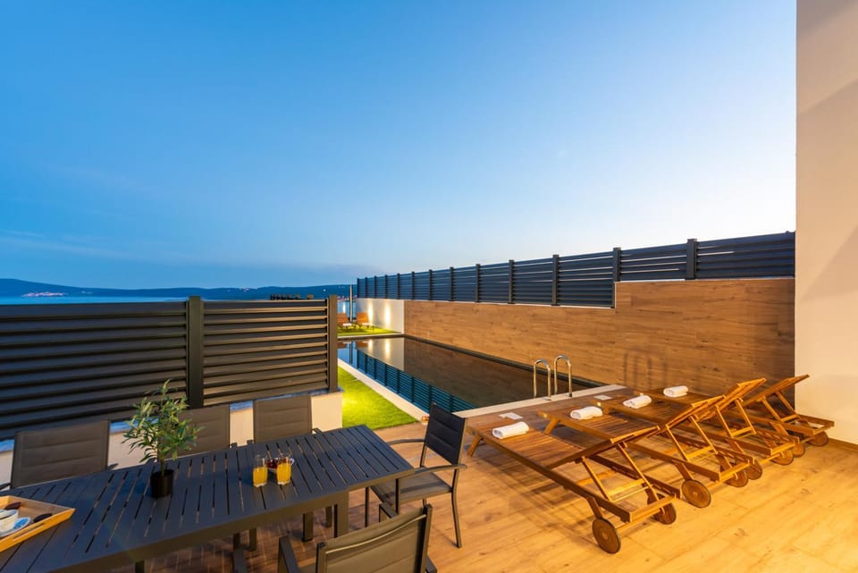 Patio, View (from property/room), Balcony/Terrace, Seating area, Pool view, Swimming pool, sunbed