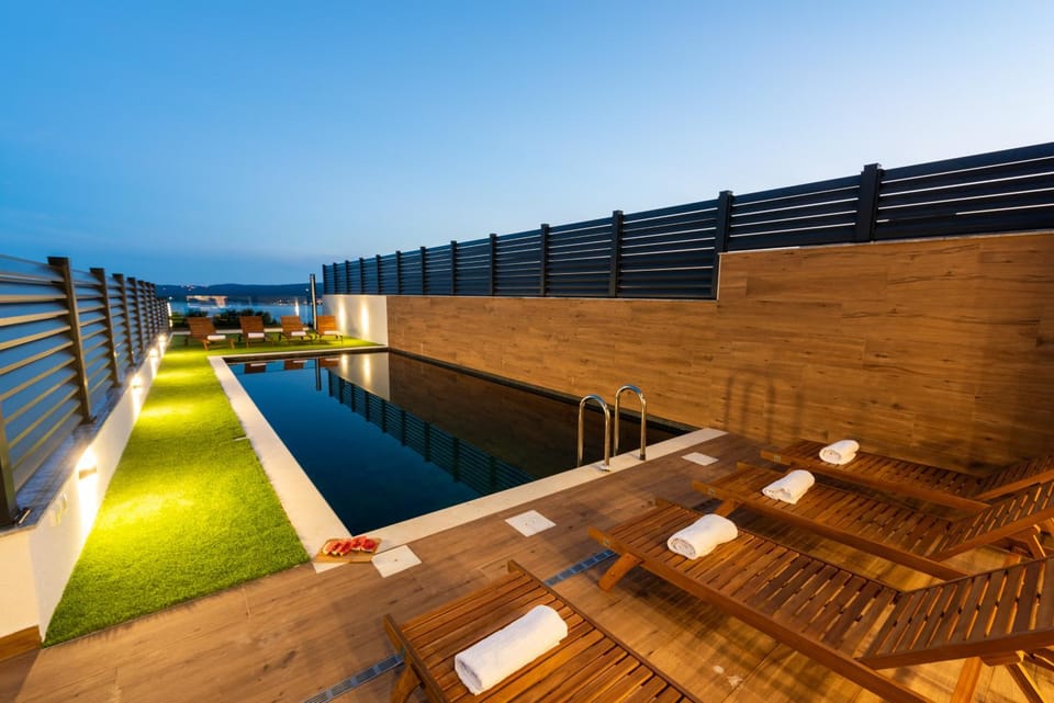 Pool view, Swimming pool, sunbed