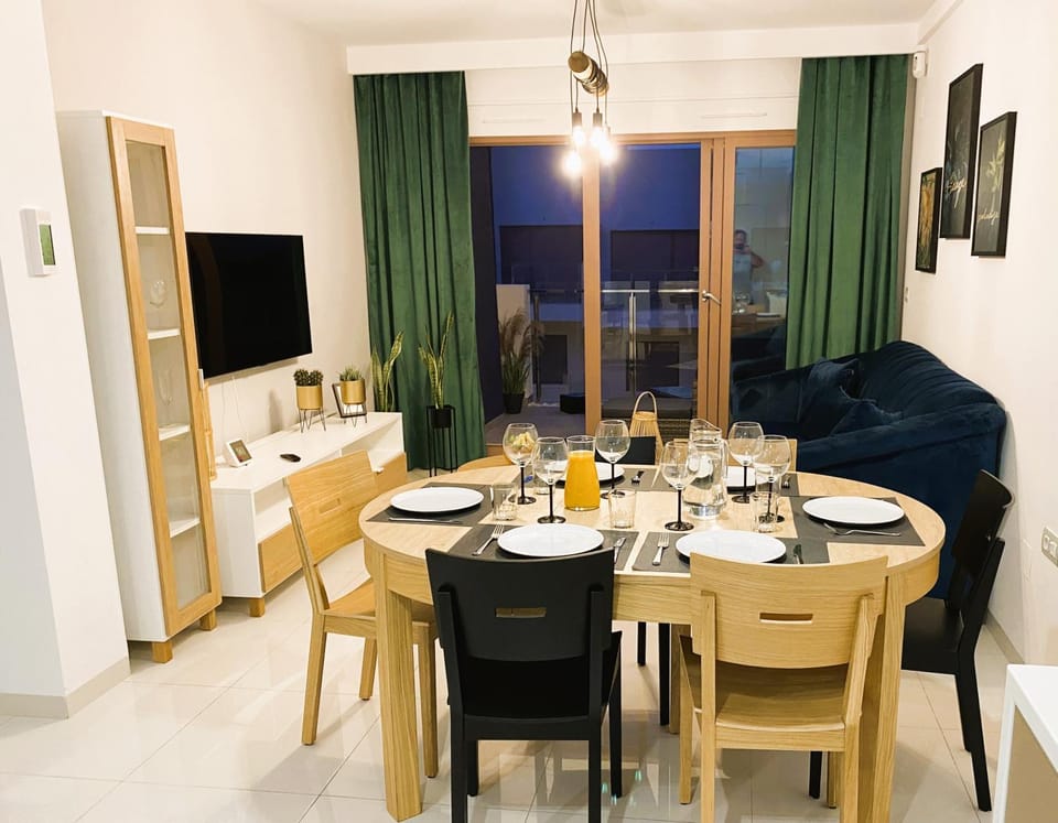 Communal lounge/ TV room, Living room, Food and drinks