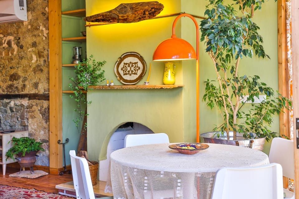 Dining area, fireplace, fireplace