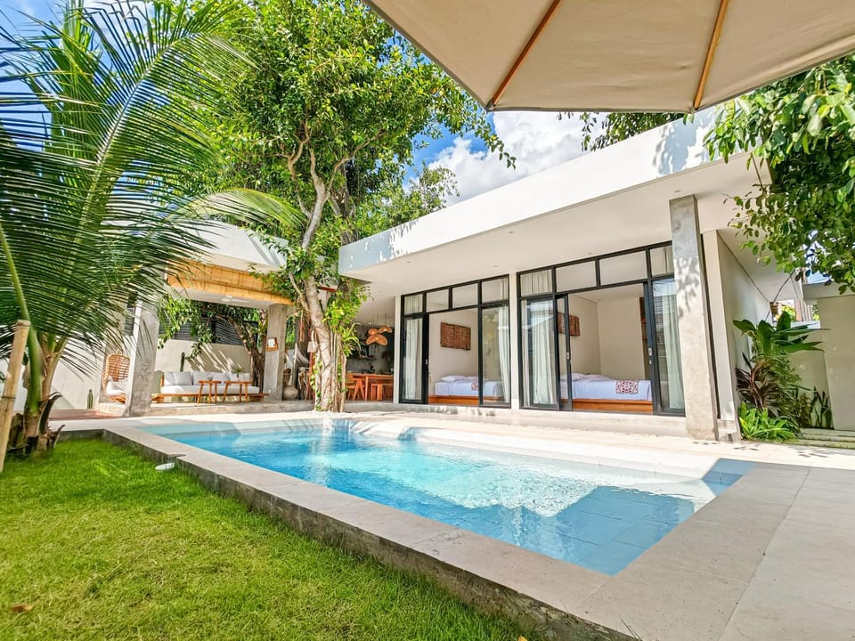 Property building, Day, Garden, Garden view, Pool view, Swimming pool