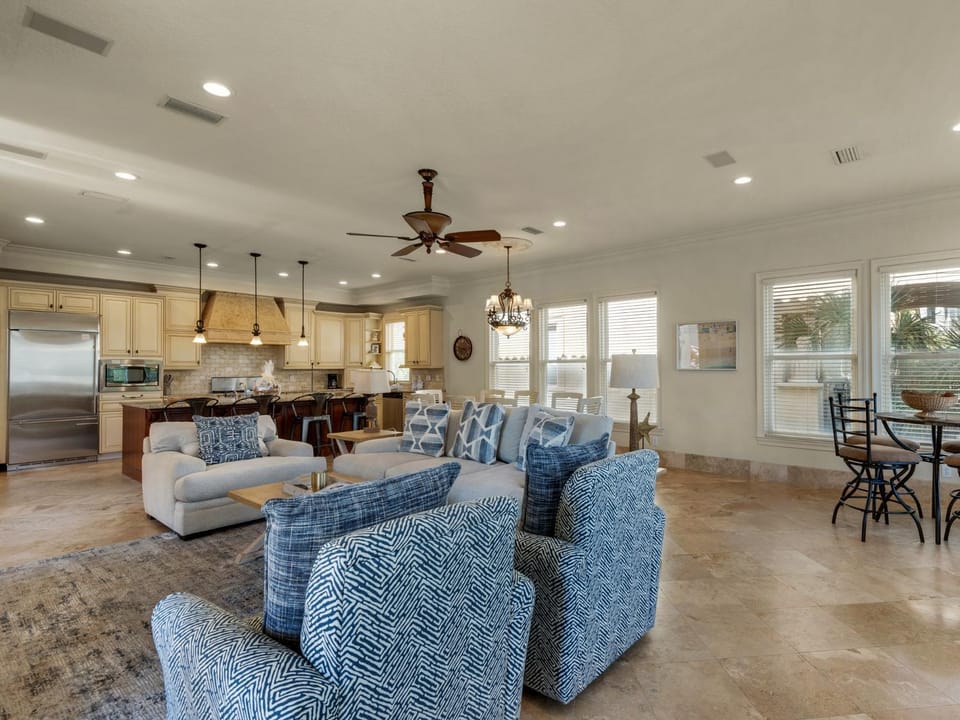 Kitchen or kitchenette, Living room, Seating area, Dining area