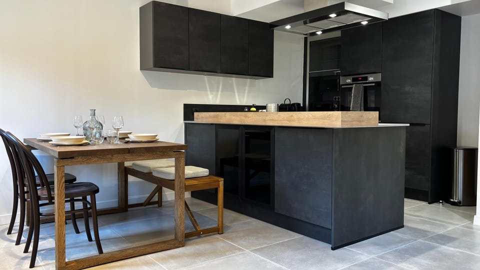 Kitchen or kitchenette, Dining area