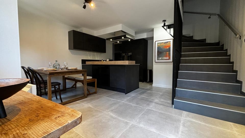 Kitchen or kitchenette, Dining area