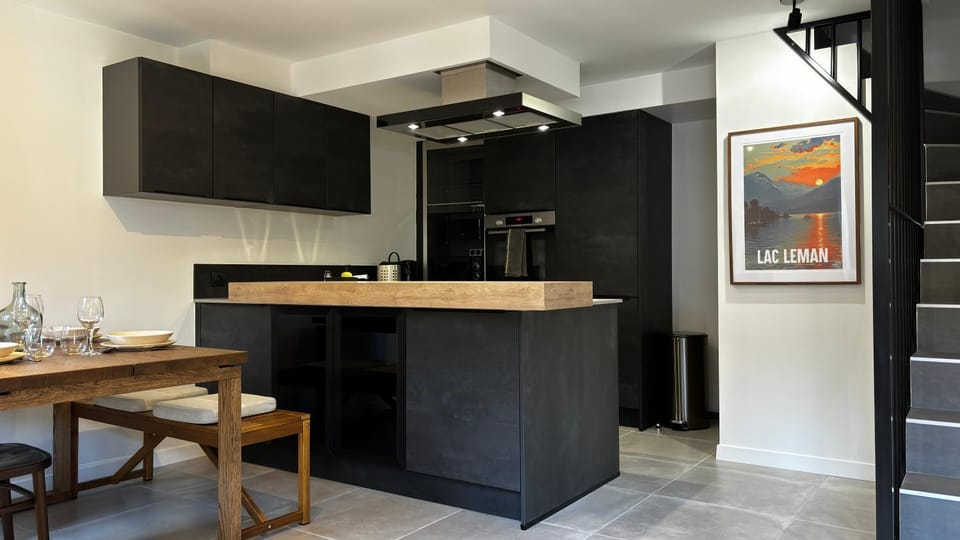 Kitchen or kitchenette, Dining area