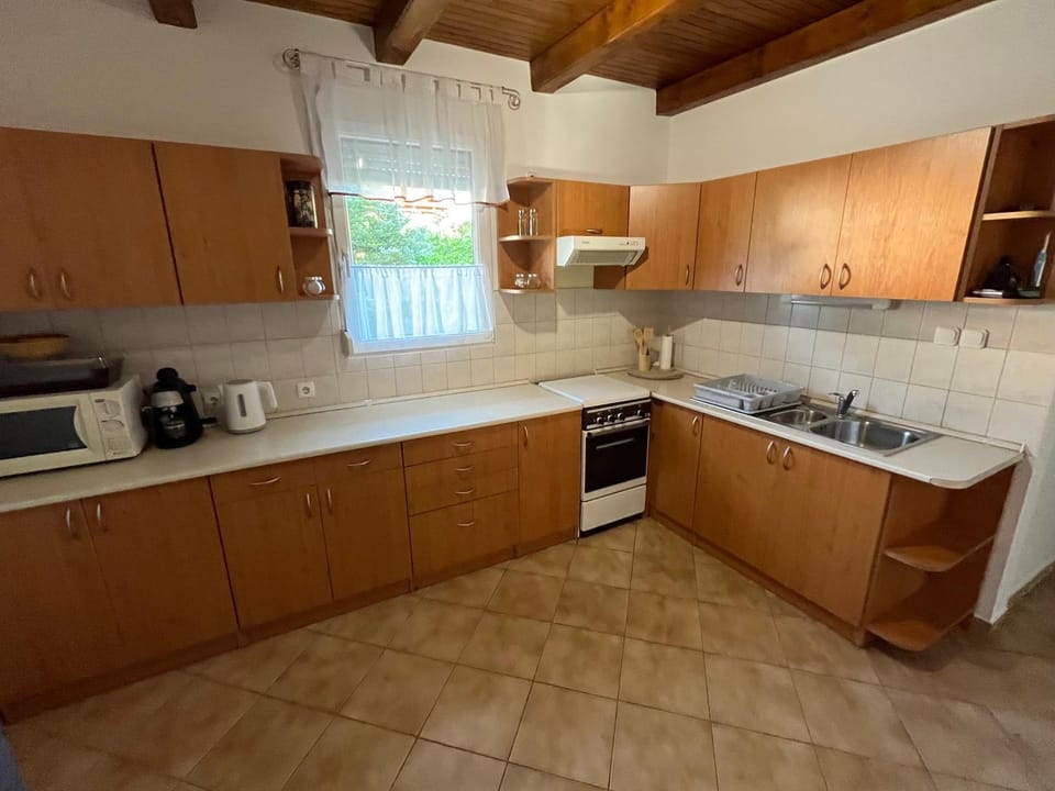 Coffee/tea facilities, Kitchen or kitchenette, stove