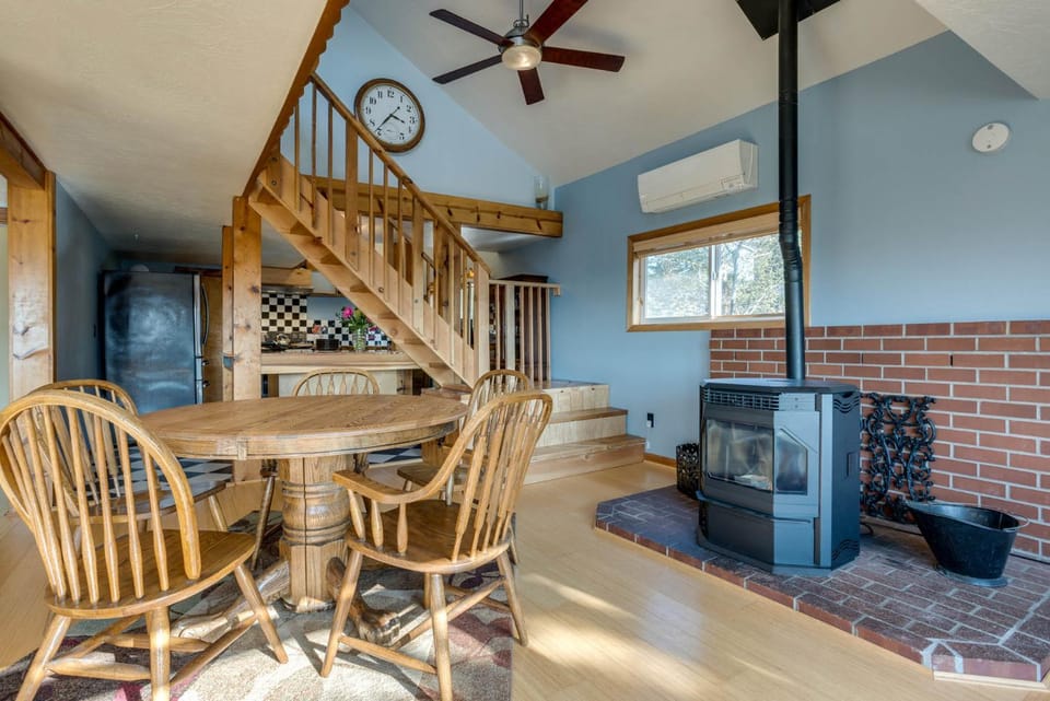 Bay and Horizon Views! Crabbing and Fishing Close By! Hilltop Heights House in Waldport