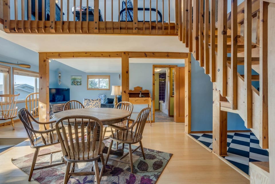 Bay and Horizon Views! Crabbing and Fishing Close By! Hilltop Heights House in Waldport