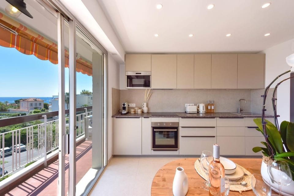 Coffee/tea facilities, Kitchen or kitchenette, Dining area, dishwasher, oven, stove, toaster