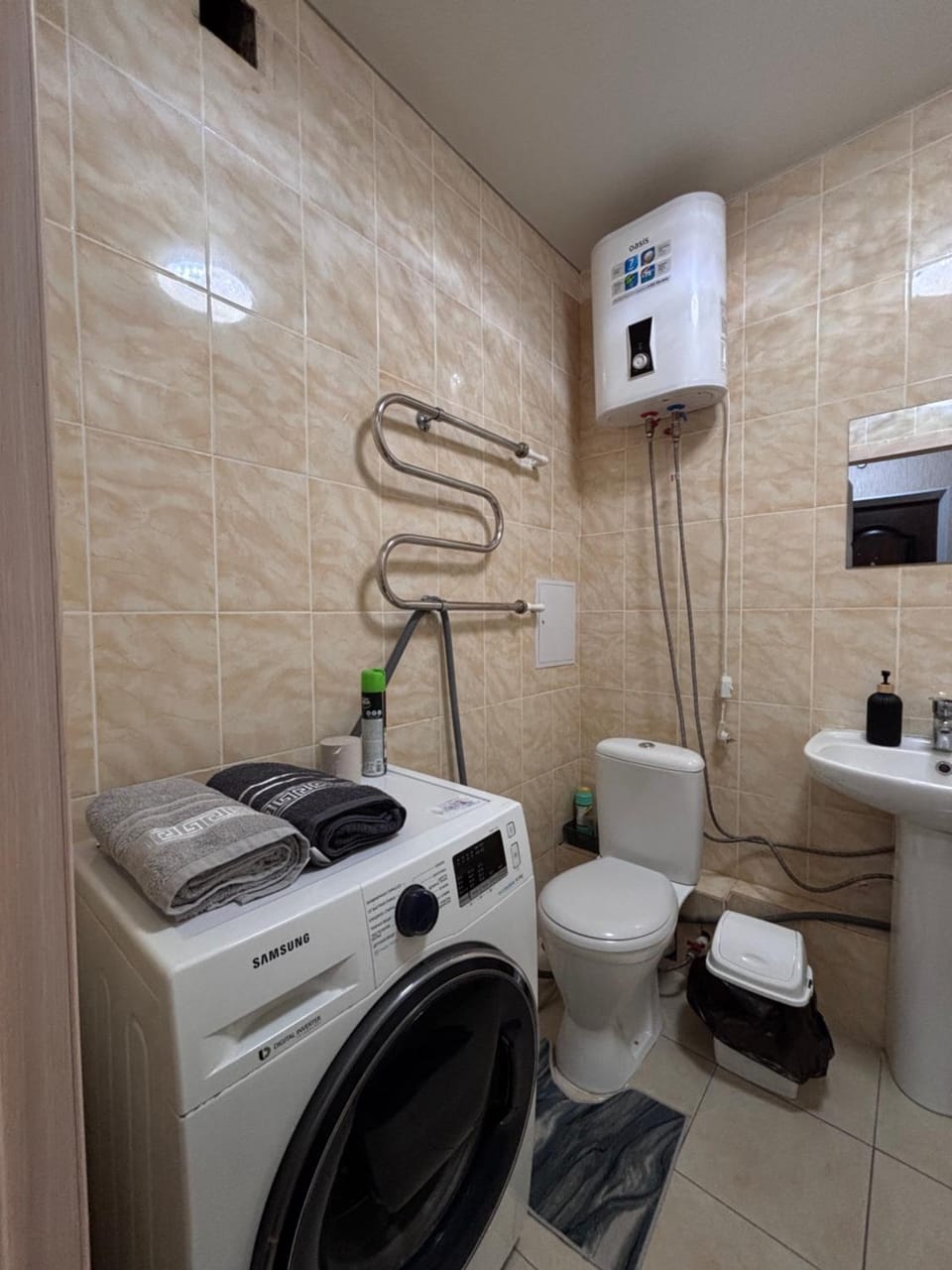 Toilet, Bathroom, towels, washing machine