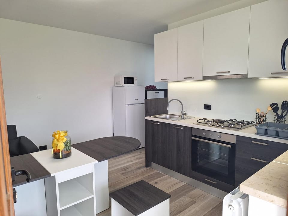 Coffee/tea facilities, Kitchen or kitchenette, oven, stove, toaster