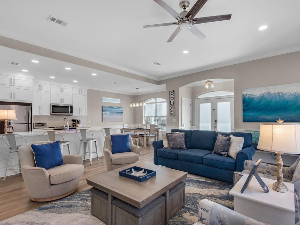 Kitchen or kitchenette, Living room, Seating area, Dining area