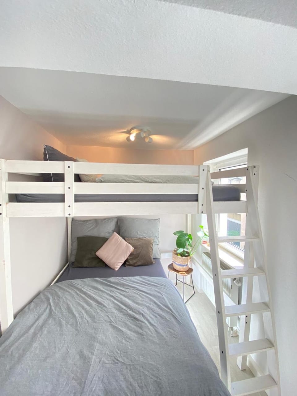 Bedroom, bunk bed