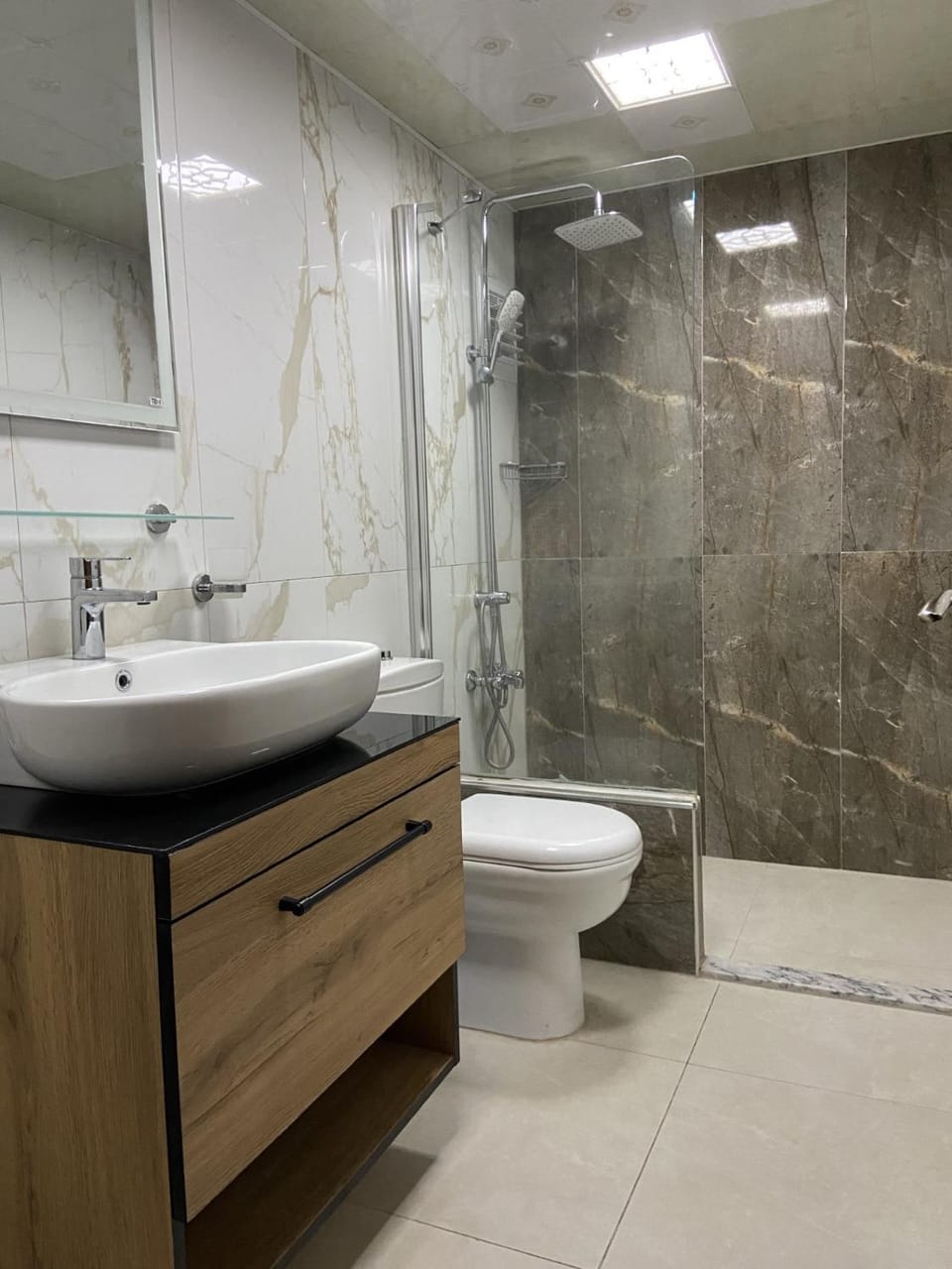 Shower, Toilet, towels