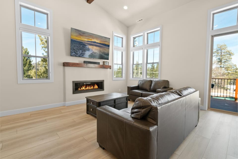 Pine Meadow - Game Room with pool table, foosball & shuffleboard! House in Big Bear