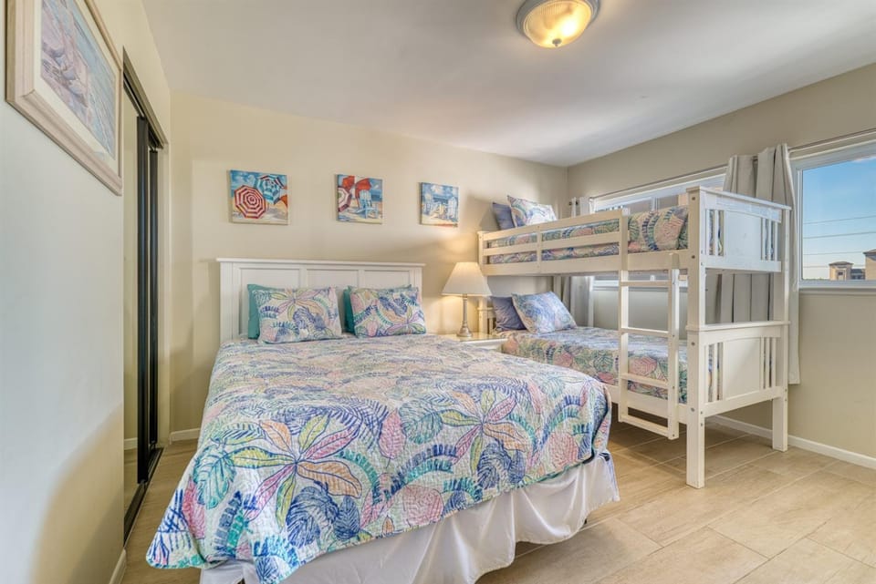 Beach House Condominiums D404 - Beachfront with Pool, Wi-Fi, & Beach Service Apartment in Miramar Beach