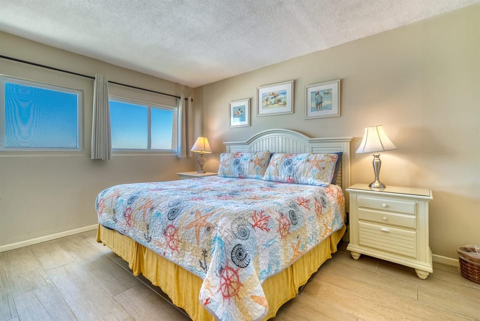Beach House Condominiums D404 - Beachfront with Pool, Wi-Fi, & Beach Service Apartment in Miramar Beach