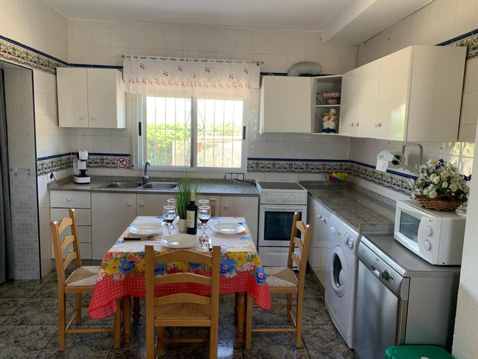 Kitchen or kitchenette, dishwasher, oven, pet friendly, stove