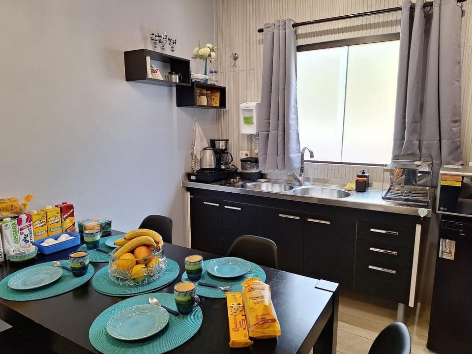 Kitchen or kitchenette, Food and drinks, Dining area, Food, minibar, stove
