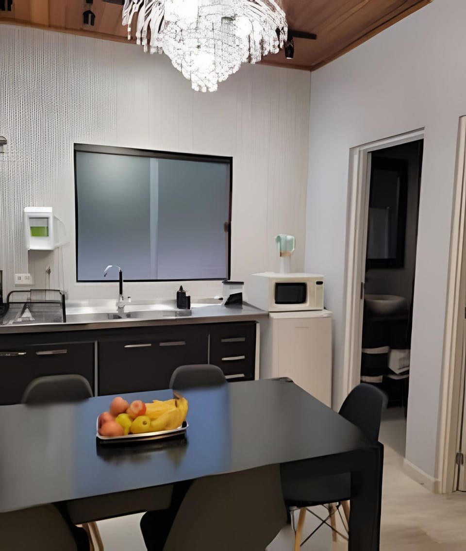 Kitchen or kitchenette, Dining area, microwave, minibar, pet friendly, stove