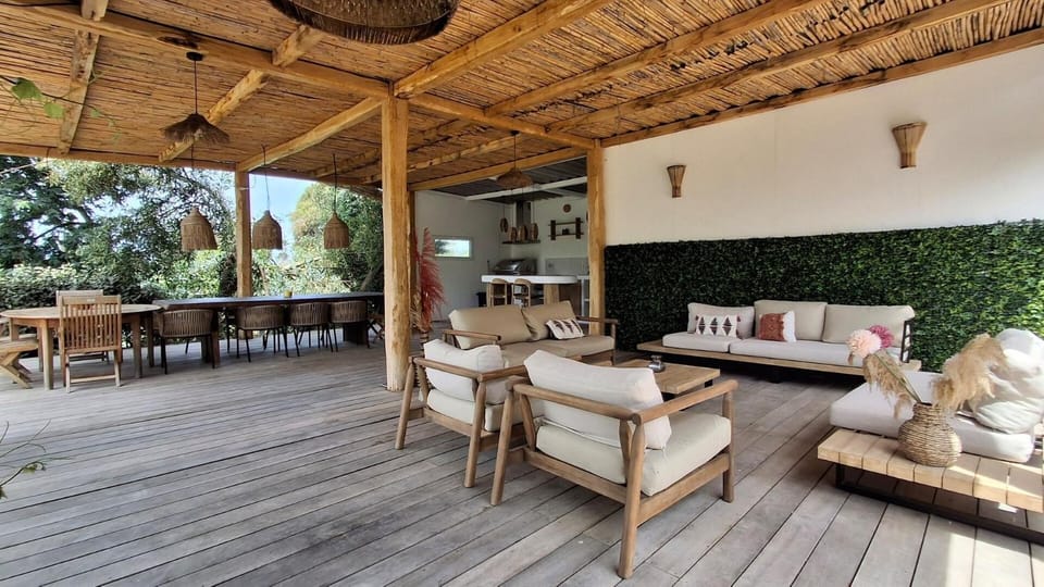 Kitchen or kitchenette, Seating area, Dining area